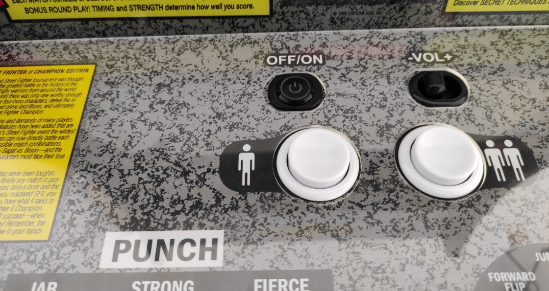 Remplacer l'interrupteur on/off par un bouton poussoir sur une borne d'arcade Arcade1Up Street Fighter II